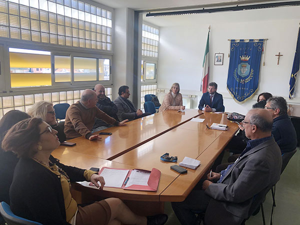 Acerra, coronavirus, sostegno economico per la sanificazione nelle scuole e sospensione del mercato cittadino