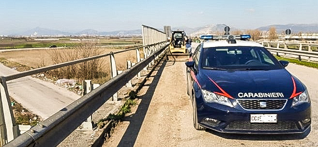 Acerra, pulizie dell’ASI nella bufera: rifiuti lanciati sui campi. I carabinieri denunciano la ditta