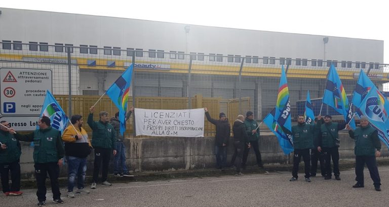 “Le telecamere ci spiano”: licenziati 4 iscritti al sindacato. E’ sciopero alla “Idea Bellezza” di Nola