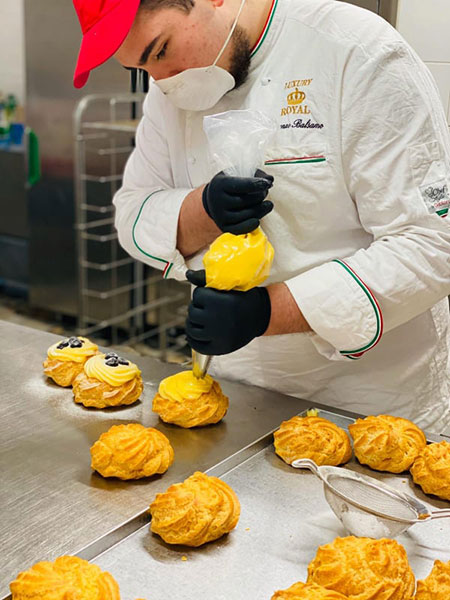 Somma Vesuviana, il Royal dona 300 zeppole di San Giuseppe a forze dell’ordine e volontari