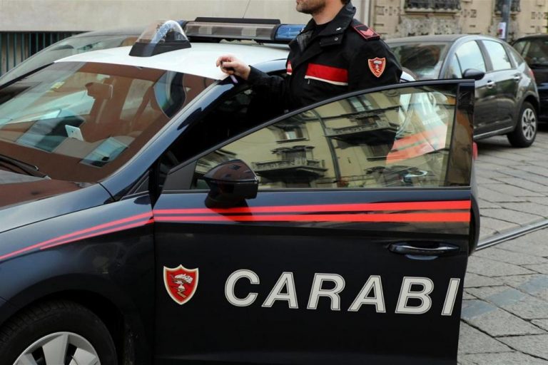 Si appropria di un carico di divani e lo occulta in un magazzino: 45enne arrestato dai Carabinieri