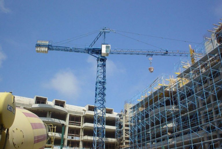 De Luca: stop ai cantieri fino al 3 aprile