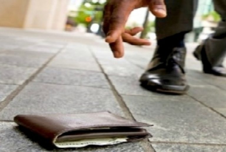 San Gennaro Vesuviano, trovano un portafogli e chiedono denaro in cambio per restituirlo. Arrestati due coniugi