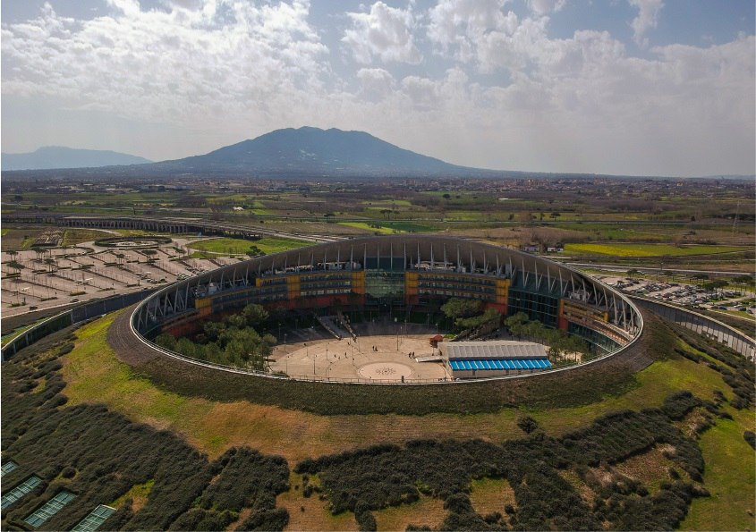 In permesso per andare dal figlio, recluso va al centro commerciale per rubare alle auto