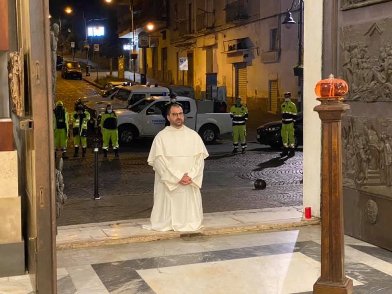 Madonna dell’Arco, padre Alessio si inginocchia per tutti i fujenti