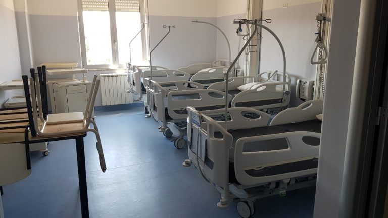 M5S, Ciarambino: “Ospedale Apicella svuotato per farne Covid center, oggi è un presidio fantasma”