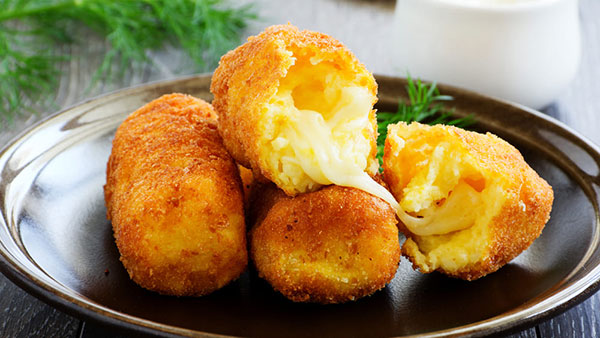 Chi li chiama “crocché”, chi “panzarotti”: un fatto è certo: sono nati dal genio di tre grandi Maestri della cucina