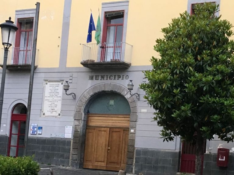 Sant’Anastasia, commemorazione delle vittime della “Flobert’s”. Bandiera a mezz’asta per non dimenticare.