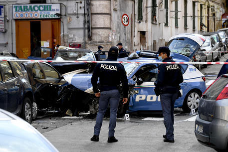 Napoli, auto di rapinatori travolge l’auto della polizia.Morto un agente di 37 anni