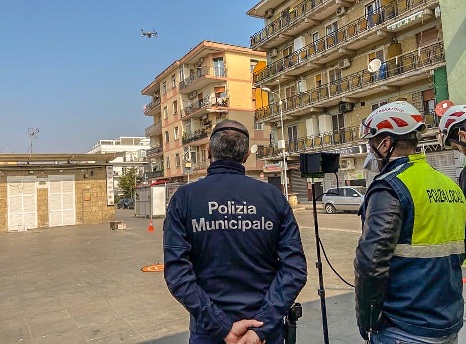 Pomigliano, pic nic ai parchi nella Pasquetta: 5 droni per impedirli. Denunciato runner