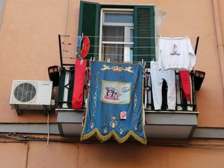 Madonna dell’Arco, il pellegrinaggio virtuale e il flash -mob a distanza sui balconi