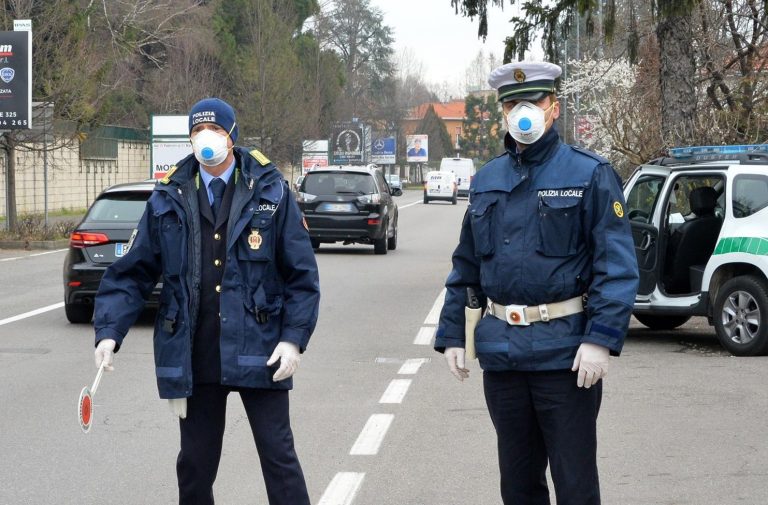 Pomigliano, “Sono andato a mangiare da amici”: prete multato e diffidato dalla polizia locale