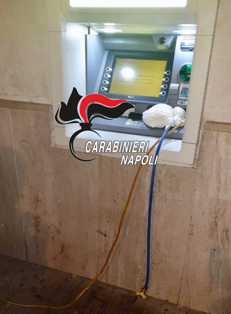 Terzigno, tentano di fare esplodere il bancomat: i carabinieri sventano il colpo