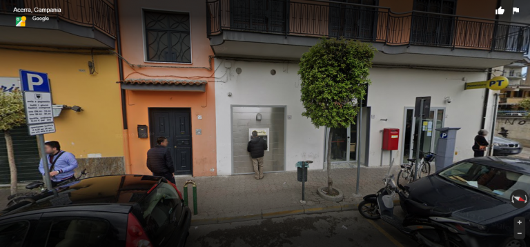 Acerra, “furbata” per saltare la fila: “Mia madre ha il virus”. Fuggi fuggi nella posta. Denunciata