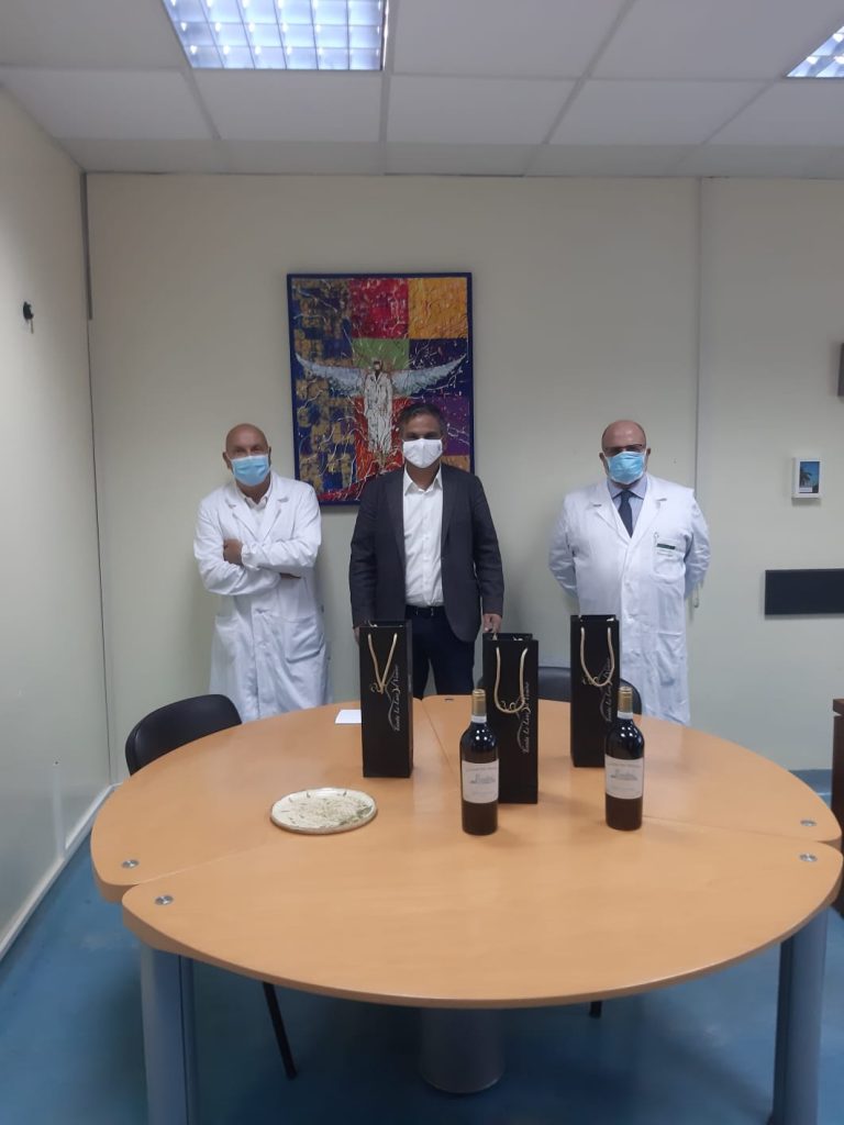 Covid 19, la Tenuta Le Lune del Vesuvio regala 120 bottiglie di Lacryma  Christi ai sanitari dell’ospedale di Boscotrecase