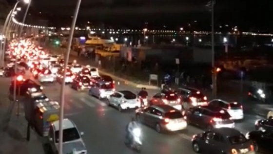 Napoli, traffico in tilt e assembramenti nel primo sabato post lockdown