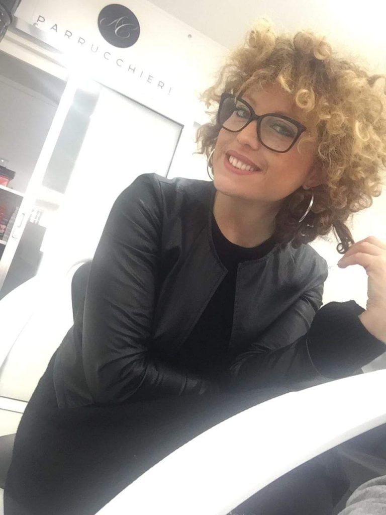 Parrucche per chi ne ha bisogno: da Nola l’iniziativa di Angela Carbone “Diamoci un taglio”