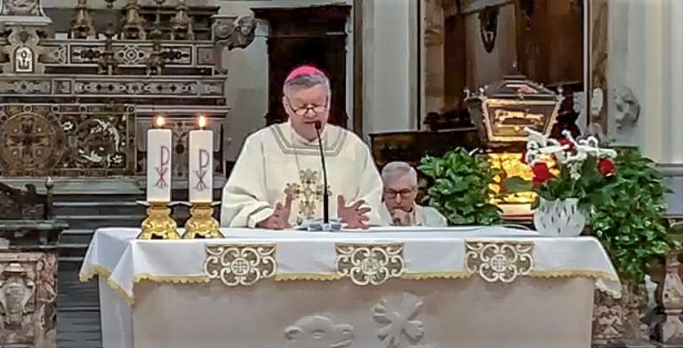 Monito del vescovo di Acerra: “Il giovane Stefano rimasto senza cure e ucciso dall’inquinamento”