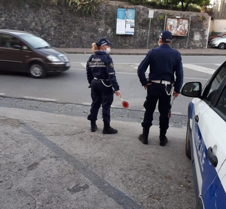 Sant’Anastasia, fermati 4 amici in auto: “Ho dato un passaggio”. Multati e messi in isolamento fiduciario