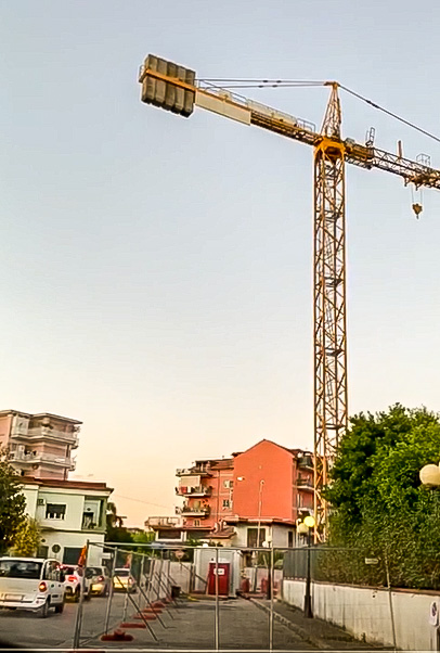 Casalnuovo, condominio al posto del palazzo storico: il cantiere fa paura. Denunce e proteste