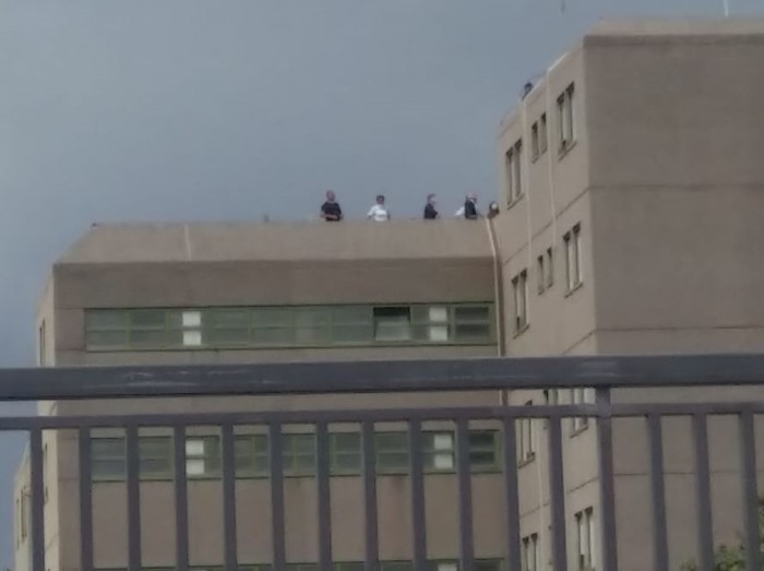 Carcere di Santa Maria Capua Vetere: pestaggi in cella, agenti sui tetti dopo avvisi di garanzia