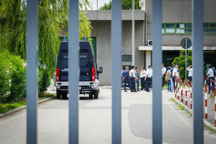 Carceri, garante: detenuto suicida a Poggioreale. “Quattro in Campania, 23 in Italia. Morte in cella è fallimento”