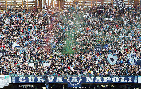 Maurizio De Giovanni scrive che “nei Distinti si capisce il calcio”. Ce ne ricorderemo, quando torneremo allo stadio