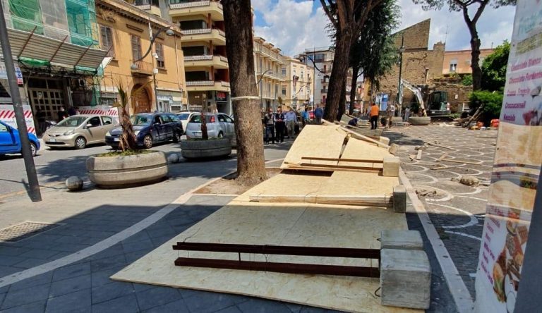 Casalnuovo, paura e imbarazzo: il cantiere comunale apre ma crolla il recinto