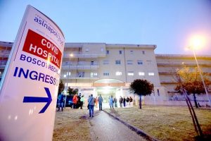 Camorra, danni al Covid hospital di Boscotrecase per far ricoverare un ferito: due arresti
