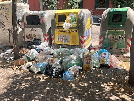 Napoli, Vomero e Arenella: ritorna l’incubo spazzatura. “Cumuli in diverse strade e piazze, anche con ingombranti”