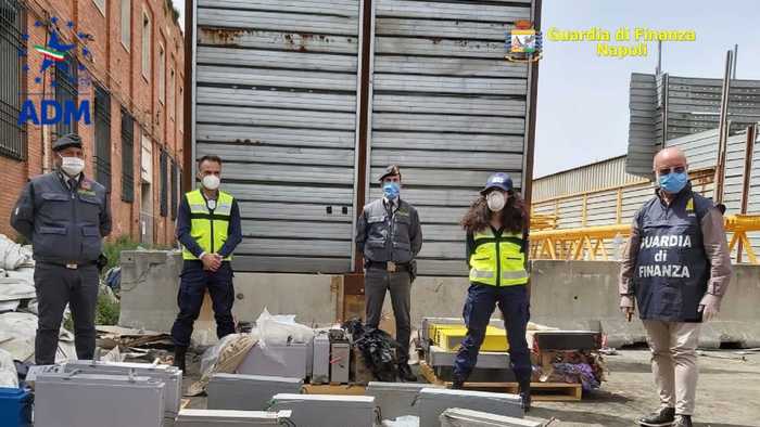 Sequestrate a Napoli 42 tonnellate rifiuti dirette in Africa. Operazione dell’Agenzia Dogane e Monopoli insieme con Gdf