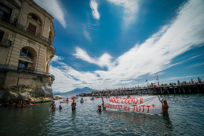 Napoli, flotta di ‘pirati’ contro la privatizzazione delle spiagge. Nei pochi arenili pubblici non garantito distanziamento