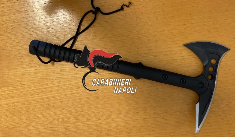 Napoli, centro storico: Carabinieri setacciano le strade del centro durante il weekend di Ferragosto. Sequestrata un’ascia