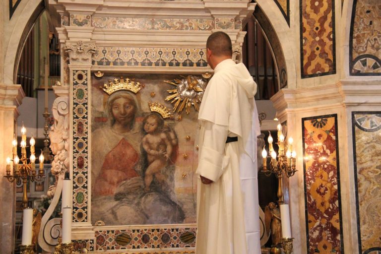 Sant’Anastasia, padre Alessio Romano: «Nel giorno della Madonna, accendete un lumino ad ogni finestra»