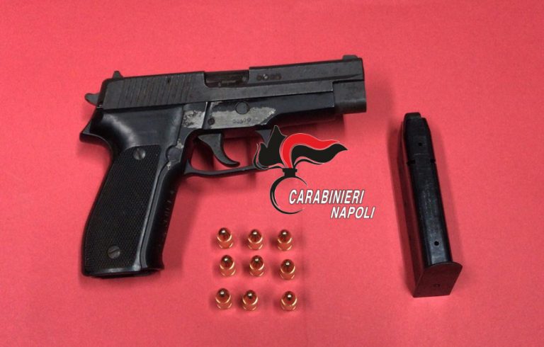 Boscoreale, Carabinieri arrestano 33enne: passeggiava di notte con una pistola pronta a sparare