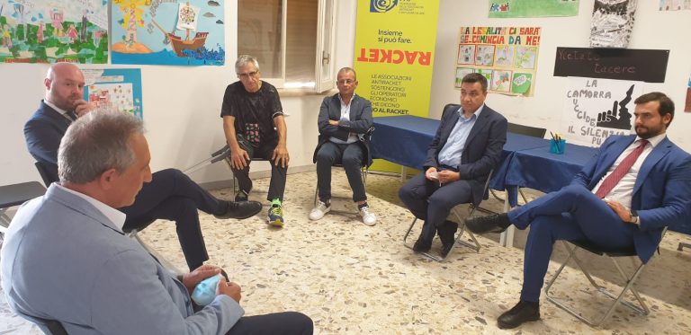 Pomigliano, il sottosegretario all’Interno nella sede antiracket. Tra poco in piazza Mercato