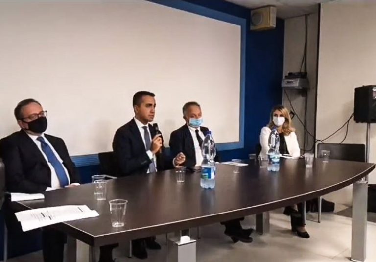 Di Maio, patto con le aziende di Pomigliano: “Più export: ne abbiamo i mezzi”