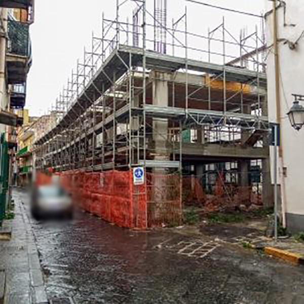 Prete di Pomigliano blocca i costruttori: da demolire un nuovo palazzo nel centro storico