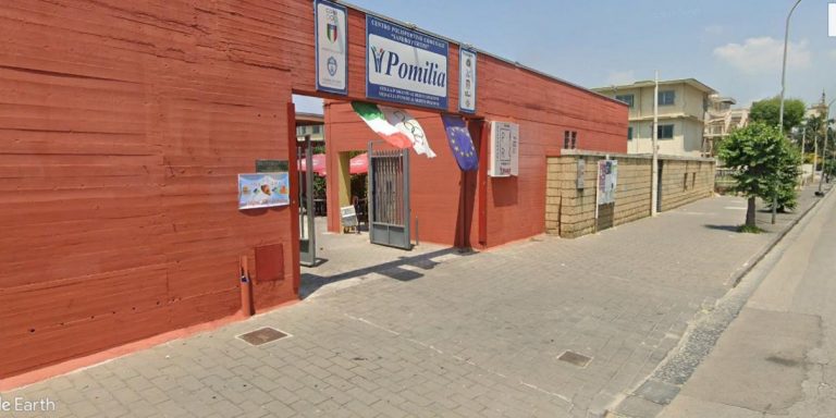 Pomigliano, circolo comunale aperto in barba ai decreti: la municipale lo chiude e multa i frequentatori