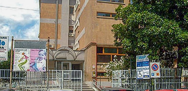 Pomigliano, dopo il focolaio nella scuola i positivi salgono a 59. Problemi tra Asl e Comune