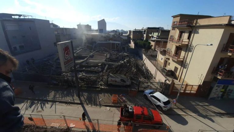 Paura a Poggiomarino, crolla un mobilificio. Nessun ferito, tragedia evitata per poco
