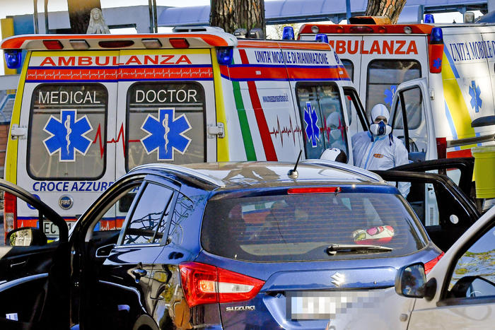 Emergenza Covid, a Napoli ospedali in crisi: Il 118: “La guardia medica faccia subito le visite a casa”