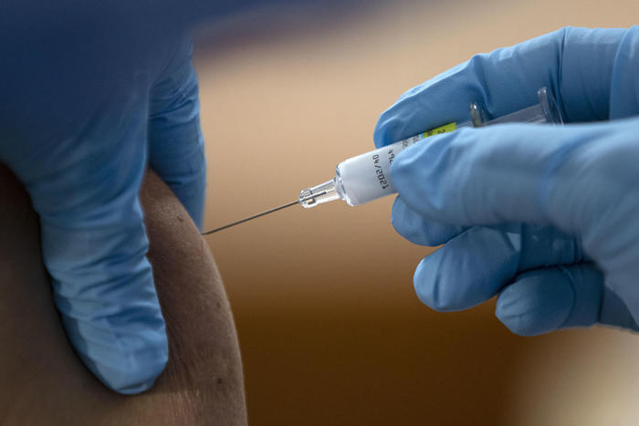 Vaccino antinfluenza, solo 11 dosi a farmacia in Campania: aumenta la richiesta ma non c’è disponibilità