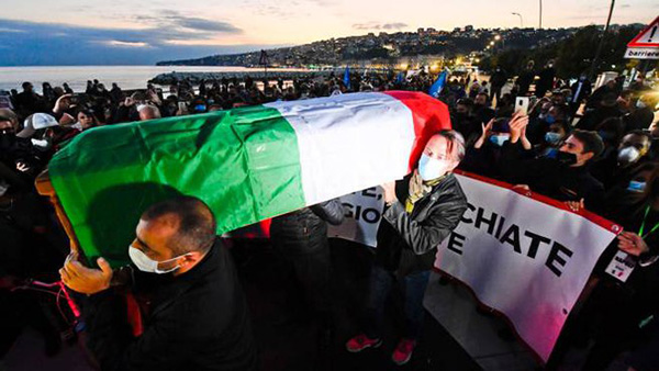 Napoli, covid, corteo funebre sul lungomare. I commercianti: “Ristori? Solo un contentino”