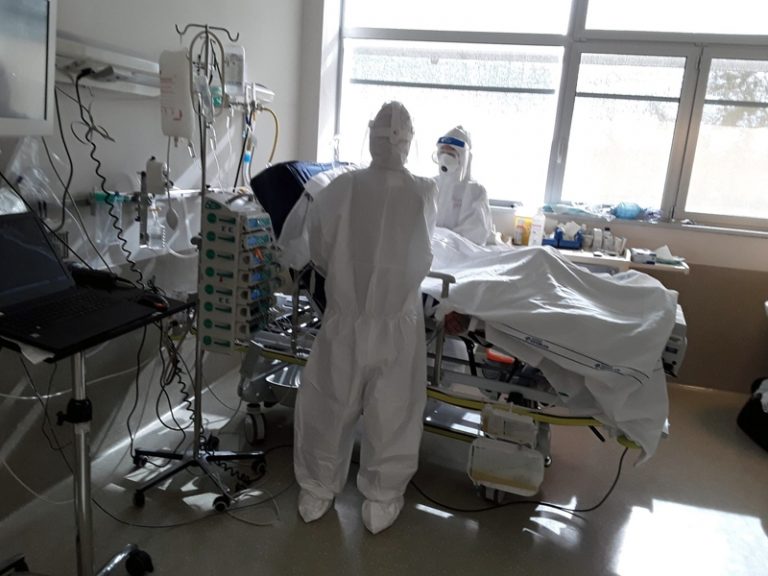 I morti per covid in ospedale finiscono in un sacco. La battaglia di Andrea: “Rendiamo umana la procedura”