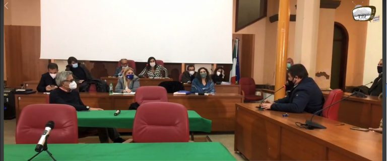 Sant’Anastasia, in Consiglio question time del Pd: «Non luminarie ma solidarietà e tasse comunali sospese per indigenti»