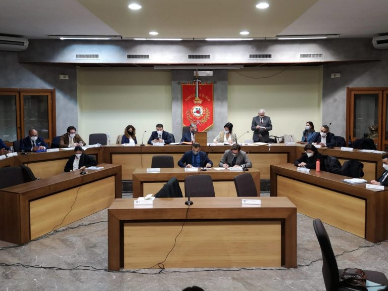 Politica, ancora contrasti a Pomigliano: accuse e dimissioni. L’appello: “Basta liti: governate”