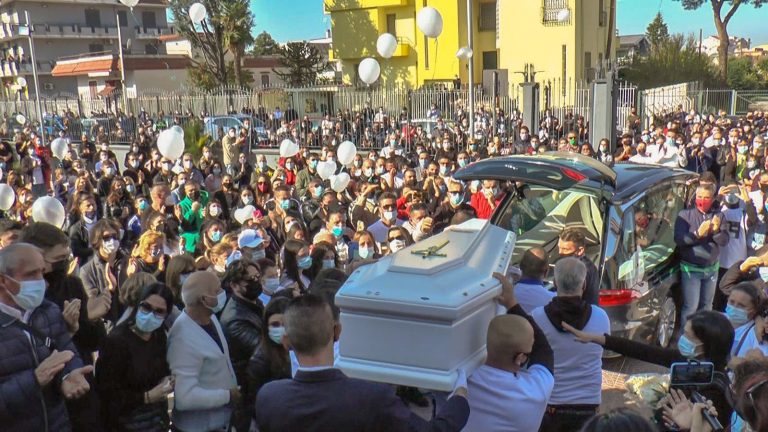 Il funerale di Simone, il vescovo: “Assassini vigliacchi”. La mamma: “Non li perdono”