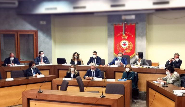 Pomigliano, primo consiglio comunale del patto Pd-M5S: è caos. Parlano Del Mastro e Morra