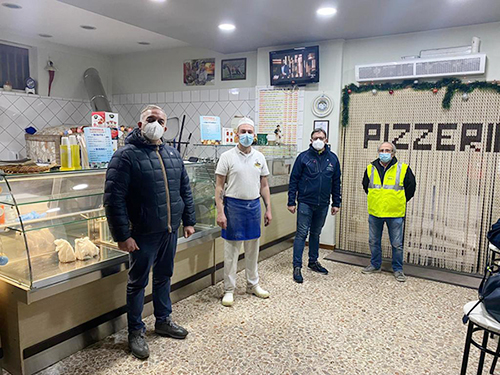 Somma Vesuviana, pizzaiolo dona 70 pizze da un mezzo metro alle famiglie bisognose